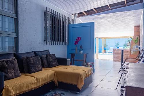 um quarto com 2 camas e uma parede azul em Casa c ótima localização piscina e WiFi, Cuiabá em Cuiabá