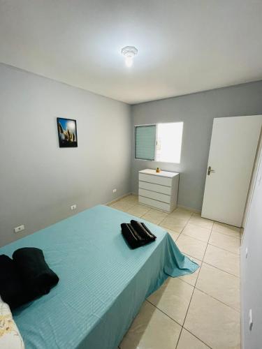 Een bed of bedden in een kamer bij Apartamento tipo Flat Mobiliado - 01 Quarto, Sala Cozinha - ZN Sp - cod 04