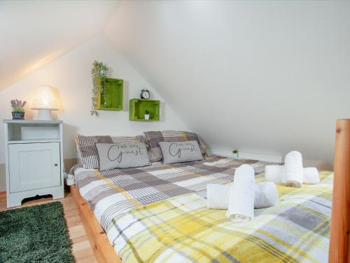 um quarto com uma cama com toalhas brancas em Aremo Garden House em Torquay