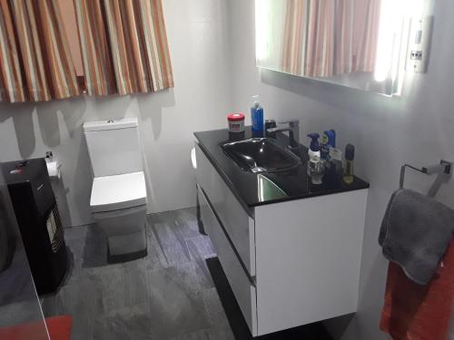 La salle de bains est pourvue d'un lavabo et de toilettes. dans l'établissement Room in Apartment - very bright well kept apartment, à Marsaskala