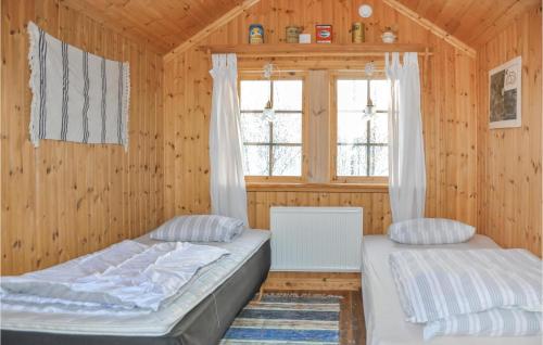um quarto com 2 camas e uma janela em 2 Bedroom Amazing Home In Rottneros em Rottneros