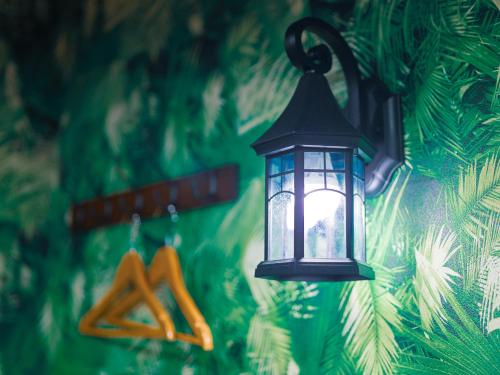 ein Licht hängt an einer Wand mit Weihnachtsornamenten in der Unterkunft GLAMROSE -Adult Only- in Gotemba