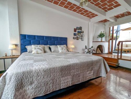 Ένα ή περισσότερα κρεβάτια σε δωμάτιο στο Luxurious Garden-Beach Home