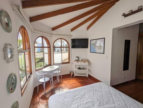 Ένα ή περισσότερα κρεβάτια σε δωμάτιο στο Luxurious Garden-Beach Home