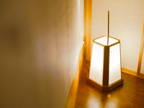 a lamp sitting on the floor next to a wall at GLAMROSE -Adult Only Motel- in Gotemba