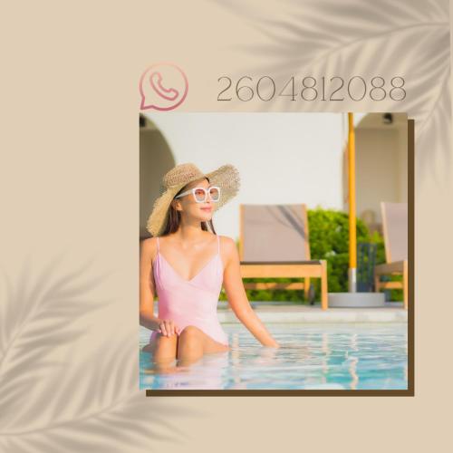 una mujer en bikini y un sombrero en una piscina en SAN RAFAEL Alquileres Temporarios - ALIANZA Compañía Inmobiliaria - TURISMO - Cuenta publicitaria en San Rafael