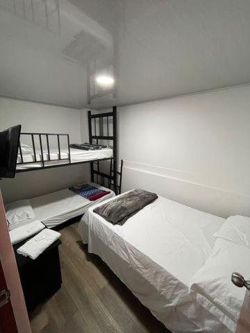 Una cama o camas en una habitación de Hotel Aaron FILANDIA