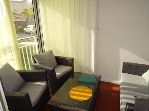 un salon avec deux chaises et une table dans l'établissement Appartement T2 avec loggia et parking, proche plage et commerces aux Sables d'Olonne - FR-1-92-912, à Les Sables-dʼOlonne
