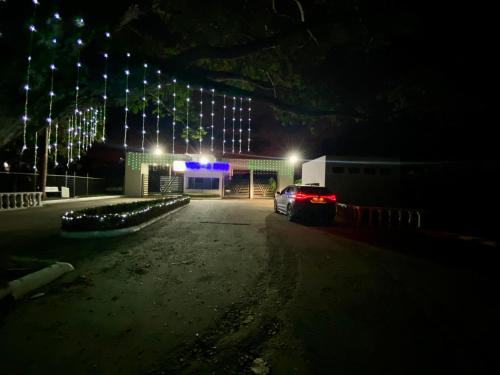 a car parked in front of a building at night at Casa quinta Aluna in Carmen de Apicalá