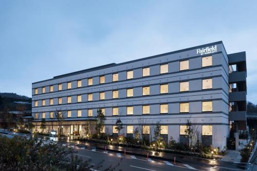 um edifício de escritórios com uma fachada iluminada em Fairfield by Marriott Hyogo Tajima Yabu em Yabu
