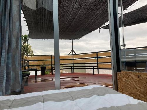 1 cama en un balcón con vistas a una terraza en Amazing Loft w/Terrace and Jacuzzi, en Ciudad de México