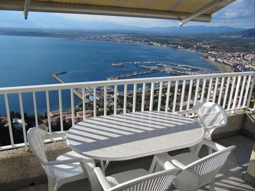 Apartamento cómodo de 3 habitaciones con aire acondicionado, terraza y piscina en Roses - ES-204-16