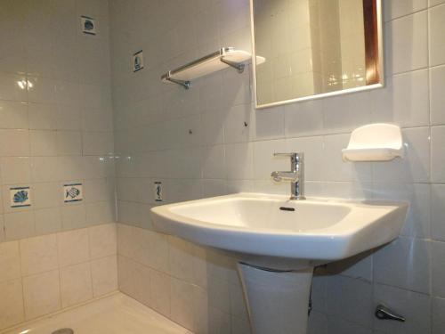 Koupelna v ubytování Roses Santa-Margarita: Apt 2 habitaciones, piscina, cerca de la playa - ES-204-17