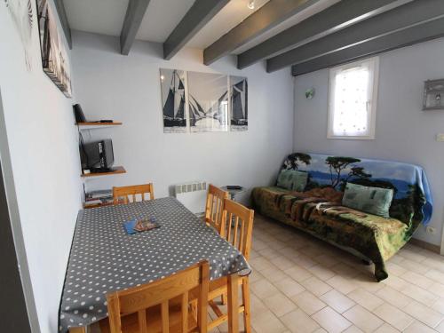 une salle à manger avec une table et un lit dans l'établissement Maison avec Jardin et Terrasse à Saint-Pierre-d'Oléron, Proche Plages et Commerces, Parking Inclus. - FR-1-246A-160, à Saint-Pierre-dʼOléron