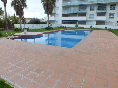 Apartamento acogedor con piscina comunitaria y parking en Roses, cerca de la playa y atracciones - ES-204-39