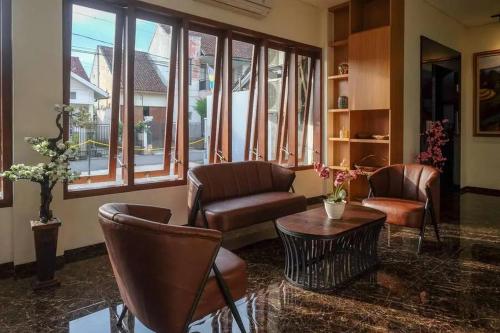 Χώρος καθιστικού στο Urbanview Sumampir Anugrah Purwokerto by RedDoorz