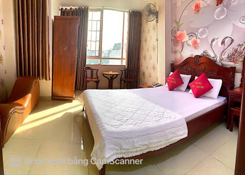 een slaapkamer met een bed met rode kussens erop bij Khách Sạn Duy Quang 2 in Ho Chi Minh-stad