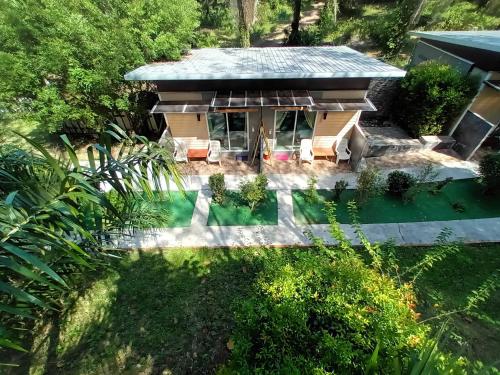 una vista aérea de una casa con jardín en BaanPhong Lanta, en Ko Lanta