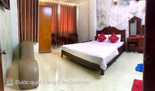 een slaapkamer met een bed met rode kussens erop bij Khách Sạn Duy Quang 2 in Ho Chi Minh-stad