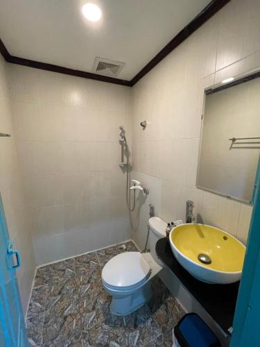 琅勃拉邦的住宿－Little Friendly Guest House and Swimming Pool，一间带黄色水槽和卫生间的浴室