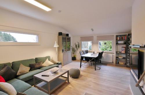 uma sala de estar com um sofá e uma mesa em Ferienhaus FREE WILLI em Willingen