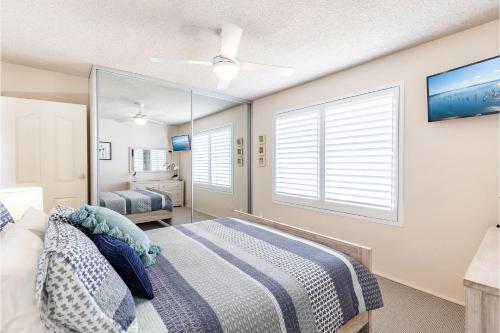 Schlafzimmer mit einem Bett und einem Fenster in der Unterkunft Laman Lodge, 1,15 Laman Street - Stunning Views, air conditioned unit with water views and Wifi in Nelson Bay
