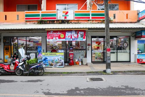 Supermarket nebo jiné obchody v  rezortu nebo okolí