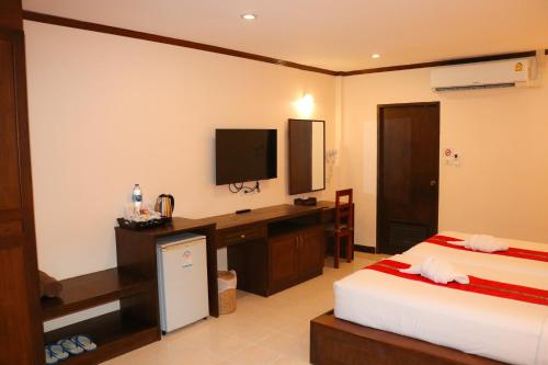 Postel nebo postele na pokoji v ubytování Andaman Seaside Resort Bangtao Beach