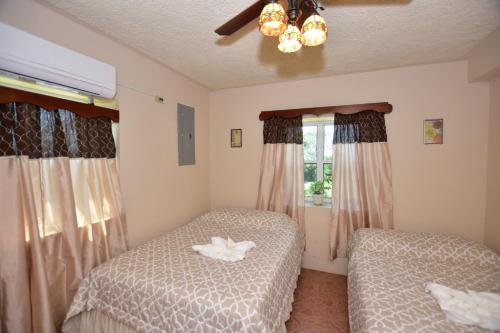 una camera con due letti e un soffitto di Harada Inn and Suites a Hopkins
