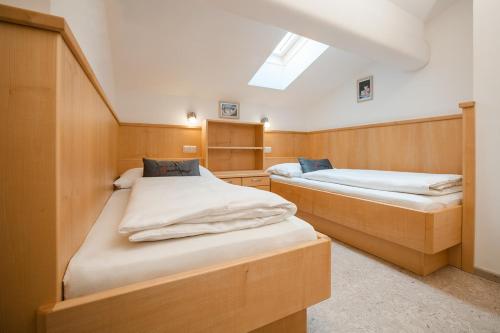 two beds in a small room in a boat at Ferienparadies Taxen in Sankt Veit im Pongau