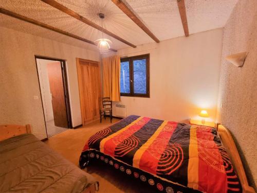 une chambre avec un lit et un canapé dans l'établissement Appartement cosy 7 pers avec balcon, WiFi, parking et animaux admis à Saint-Michel-de-Chaillol - FR-1-393-33, à Saint-Michel-de-Chaillol