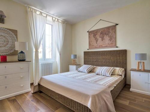 een slaapkamer met een groot bed en een kaart aan de muur bij Appartement Ajaccio, 4 pièces, 6 personnes - FR-1-61-531 in Ajaccio