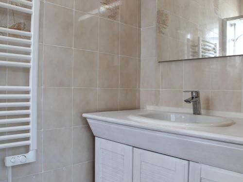 une salle de bain avec un lavabo et un miroir dans l'établissement Maison 4 pers avec Terrasse et Jardin, à 2 pas du Port et de l'Océan – La Cotinière, Oléron - FR-1-246A-95, à Saint-Pierre-dʼOléron