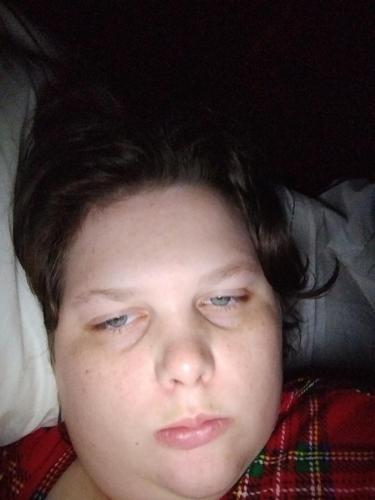 młody chłopiec leżący na łóżku z głową w obiekcie Greenville tx w mieście Greenville
