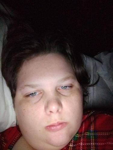 młody chłopiec z niebieskimi oczami leżący na łóżku w obiekcie Greenville tx w mieście Greenville