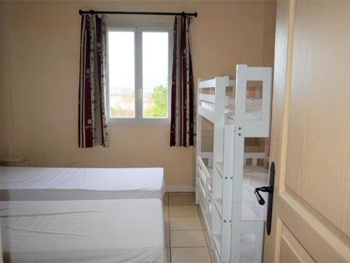 une chambre avec deux lits superposés et une fenêtre dans l'établissement Maison Duplex 5p avec Terrasse, WIFI et Parking, Grospierres - FR-1-382-86, à Grospierres