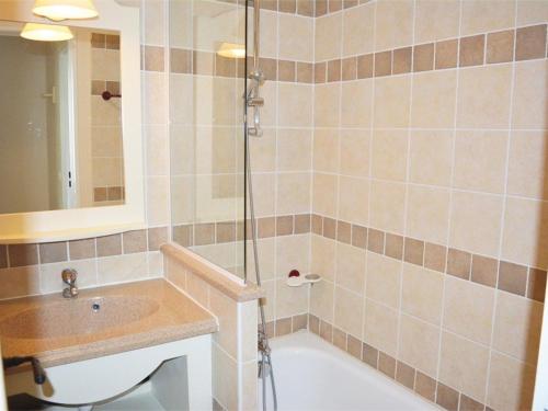 une salle de bain avec douche et lavabo dans l'établissement Maison Duplex 5p avec Terrasse, WIFI et Parking, Grospierres - FR-1-382-86, à Grospierres