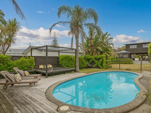 Poolside Paradise - Whangamata Holiday Home