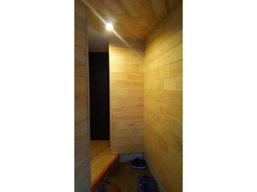 a walk in sauna with wood paneling w obiekcie Tomareru sento taka no yu - Vacation STAY 00567v w mieście Takayama