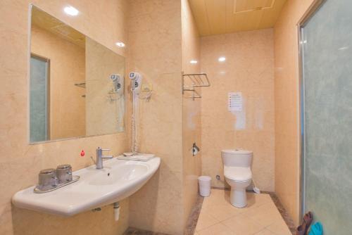 a bathroom with a sink and a toilet and a shower at Ashare Hotel in Jiaoxi