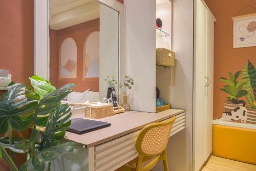 an office with a desk and a yellow chair at Ashare Hotel in Jiaoxi