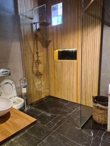 ein Badezimmer mit Dusche und Toilette in der Unterkunft Metavilla in Kemer