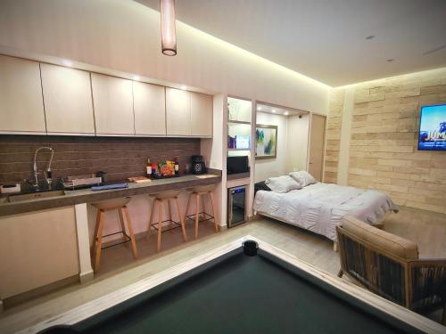 1st Luxury Warehouse في كانكون: غرفة مع طاولة بلياردو وسرير فيها