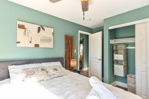 Ein Bett oder Betten in einem Zimmer der Unterkunft Off The Beaten Path Rancher! Beautifully Made
