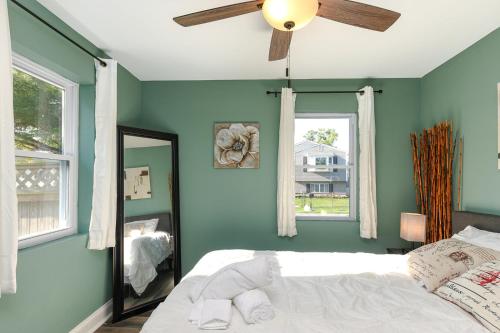 Ein Bett oder Betten in einem Zimmer der Unterkunft Off The Beaten Path Rancher! Beautifully Made