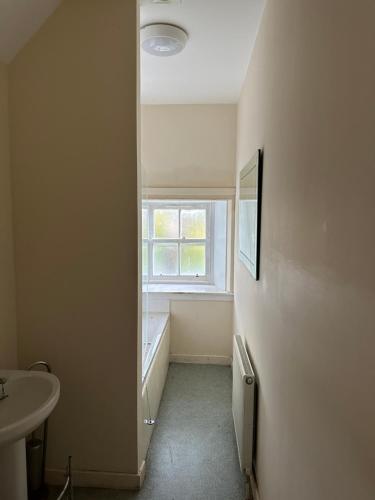 uma pequena casa de banho com um lavatório e uma janela em Kilmory em Arisaig