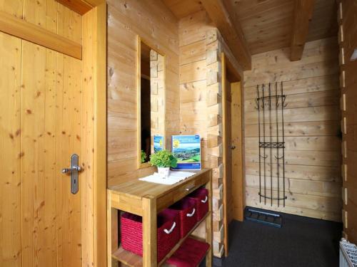 Habitación pequeña de madera con encimera de madera en una cabaña en Ferienwohnungen Berger en Scheidegg