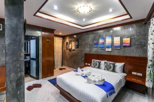 アオナンビーチにあるAreeya Phubeach Resortのベッドルーム1室(白い大型ベッド1台付)