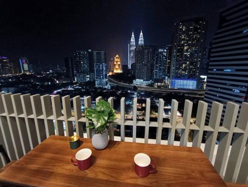 Imagen de la galería de C14A Modern Infinity Pool KLCC View with Balcony, en Kuala Lumpur