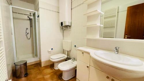 a bathroom with a sink and a toilet and a shower at Appartamento Smith Nebbiolo - Affitti Brevi Italia in Bardonecchia